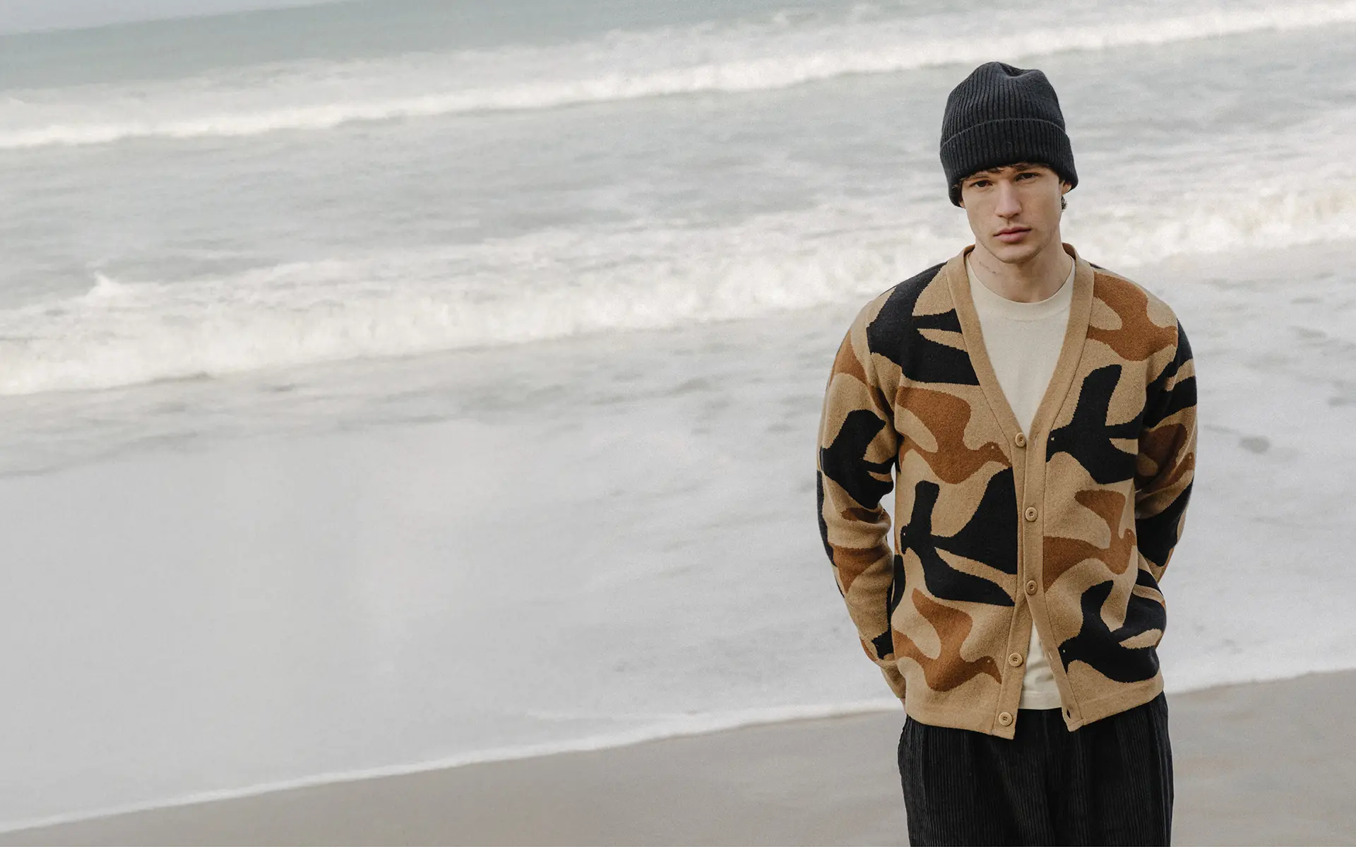 SUSTAINABLE MARITIME MENSWEAR. Bask in the Sun est une marque française qui propose un vestiaire masculin éco-responsable puissamment iodé, inspiré à la fois par l’héritage des vêtements marins et par la mode urbaine. SUSTAINABLE MARITIME MENSWEAR. Bask in the Sun is a French brand that offers a sustainable men's wardrobe with a strong iodine content, inspired by both the heritage of marine clothing and urban fashion.