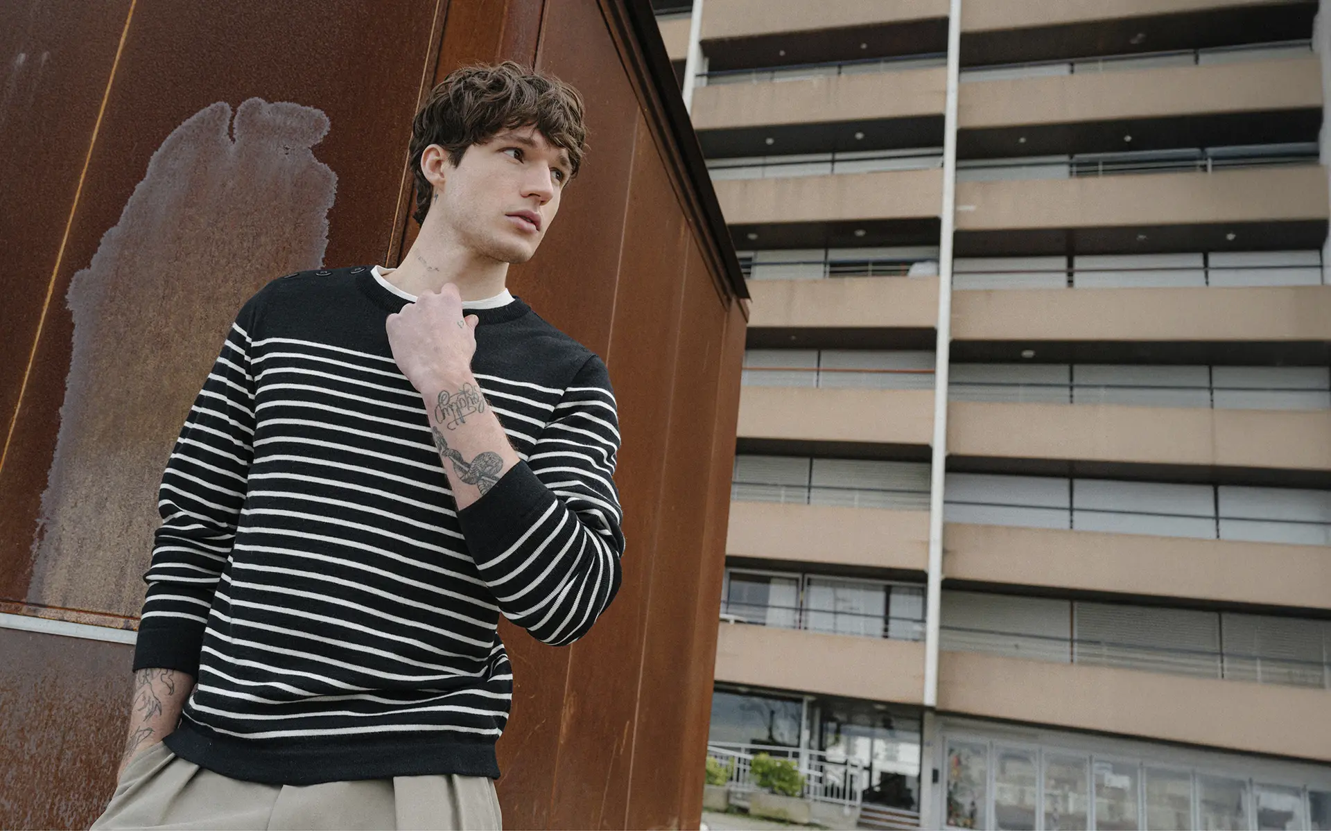 SUSTAINABLE MARITIME MENSWEAR. Bask in the Sun est une marque française qui propose un vestiaire masculin éco-responsable puissamment iodé, inspiré à la fois par l’héritage des vêtements marins et par la mode urbaine. SUSTAINABLE MARITIME MENSWEAR. Bask in the Sun is a French brand that offers a sustainable men's wardrobe with a strong iodine content, inspired by both the heritage of marine clothing and urban fashion.
